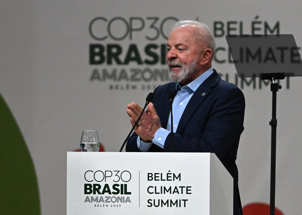 Lula discursando nos microfones Hoffmann no Belém Climate Summit