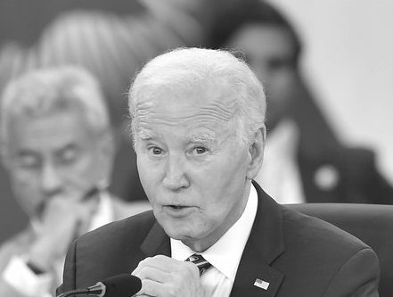 Joe Biden discursando nos microfones Hoffmann na Cúpula do G20