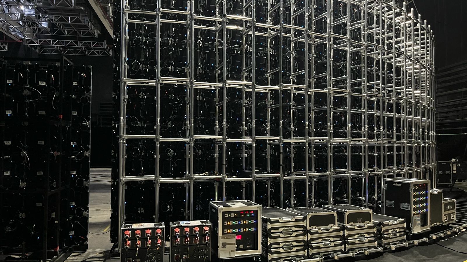 Bastidores da produção virtual da Globo — painéis de LED operados pela Hoffmann