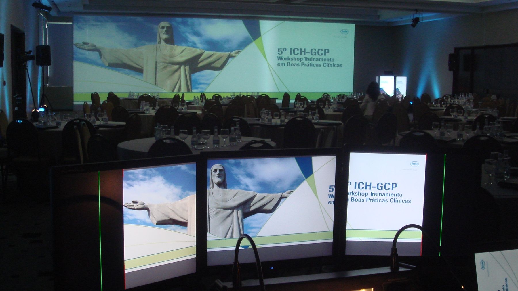 Operação audiovisual em salão de convenções de hotel