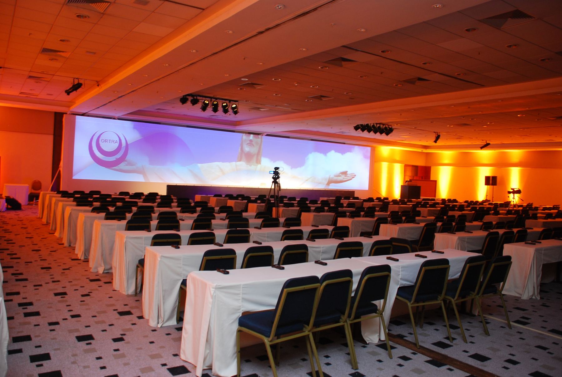 Tela super wide em salão de convenções de hotel