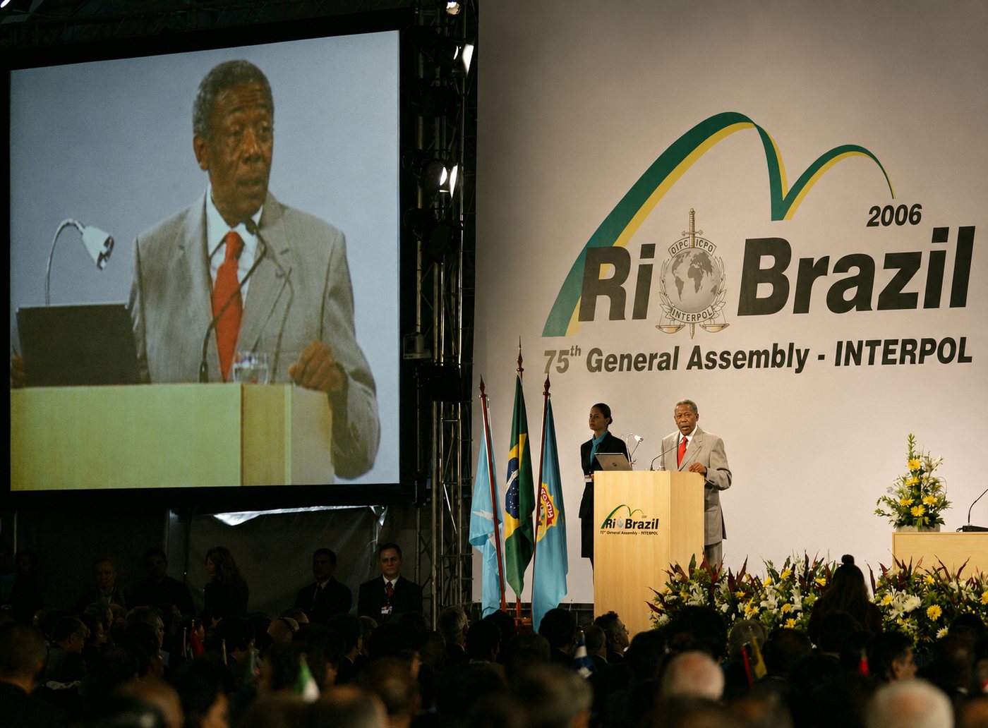 75ª Assembleia Geral da INTERPOL 2006 — palco e telão operados pela Hoffmann