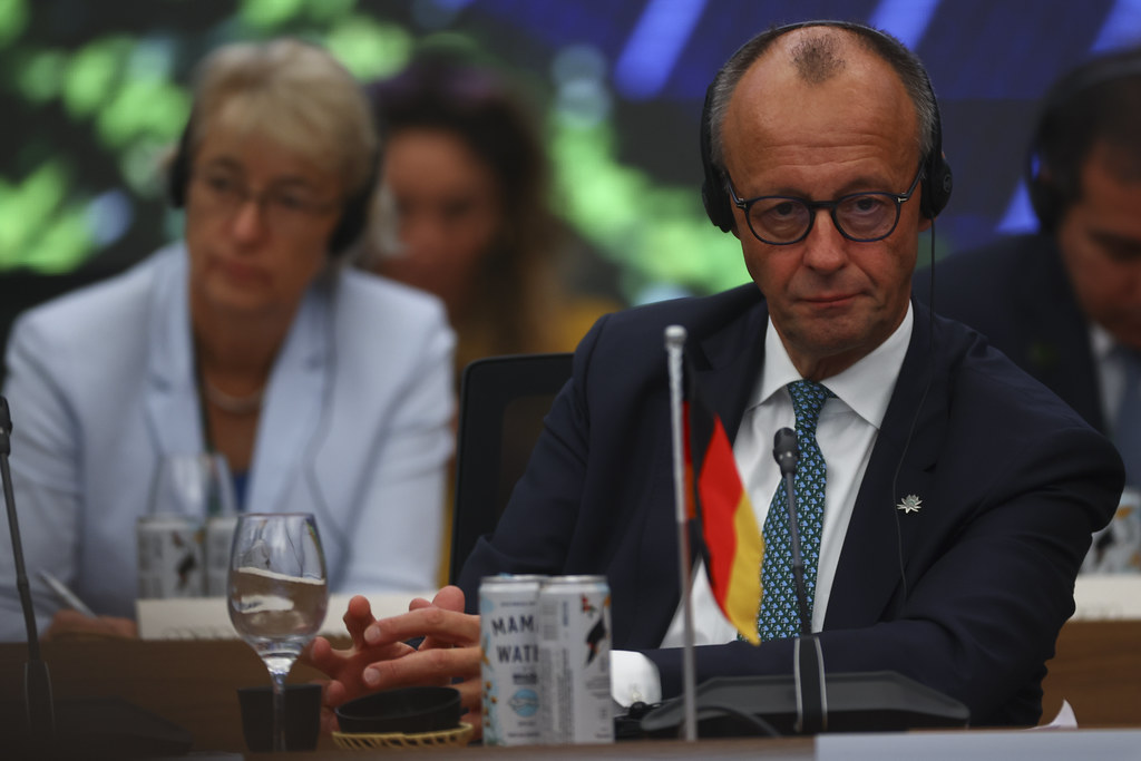 Friedrich Merz usando fone Hoffmann na COP-30