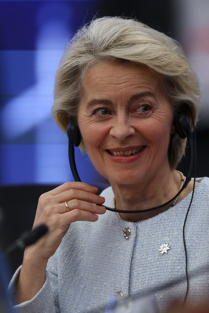 Ursula von der Leyen usando fone Hoffmann na COP-30