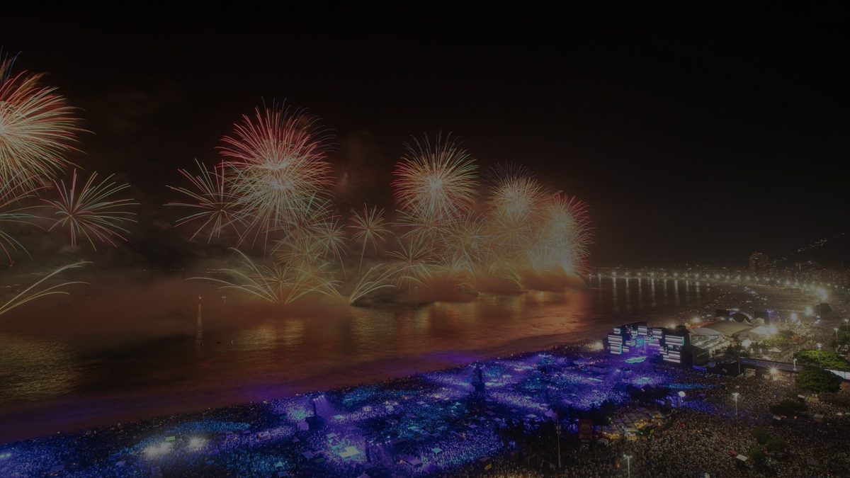 Fogos de artifício sobre a Praia de Copacabana no Réveillon