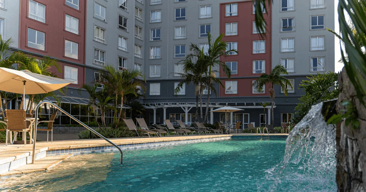 Área de piscina do Deville Prime Porto Alegre