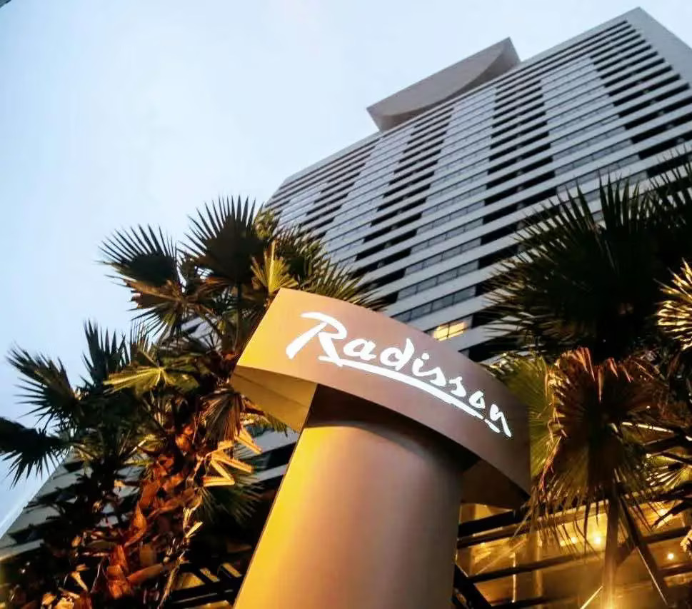 Fachada iluminada do Radisson Paulista São Paulo ao anoitecer