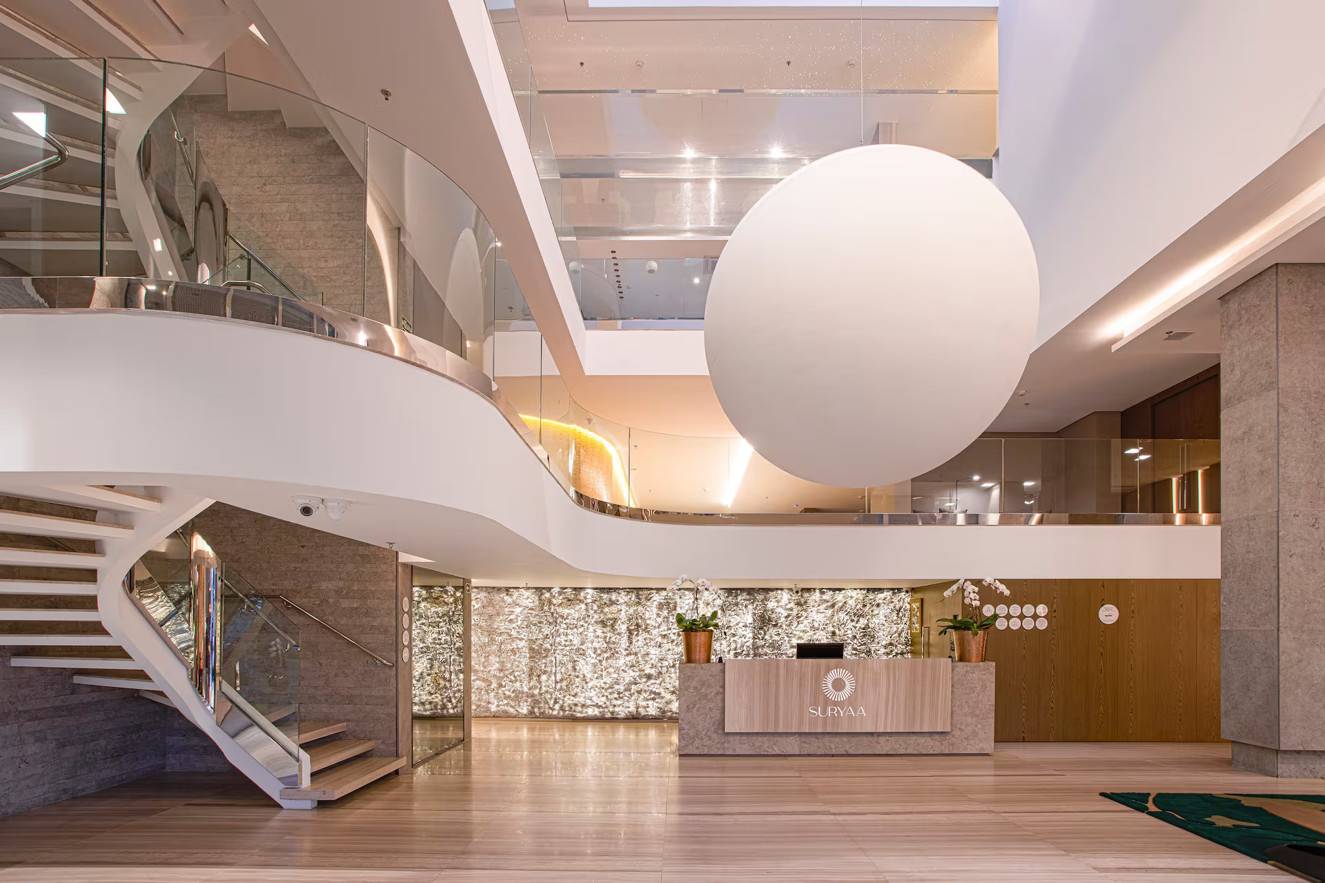 Lobby com escada helicoidal do Suryaa Life Style